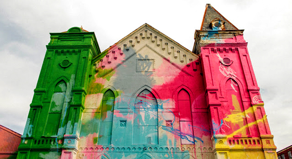 Peinture-sur-eglise-par-Hense