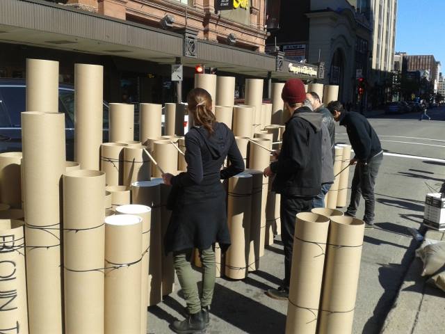 Blouin Tardif architecte environnement font vibrer les passants avec leur installation faite de tubes